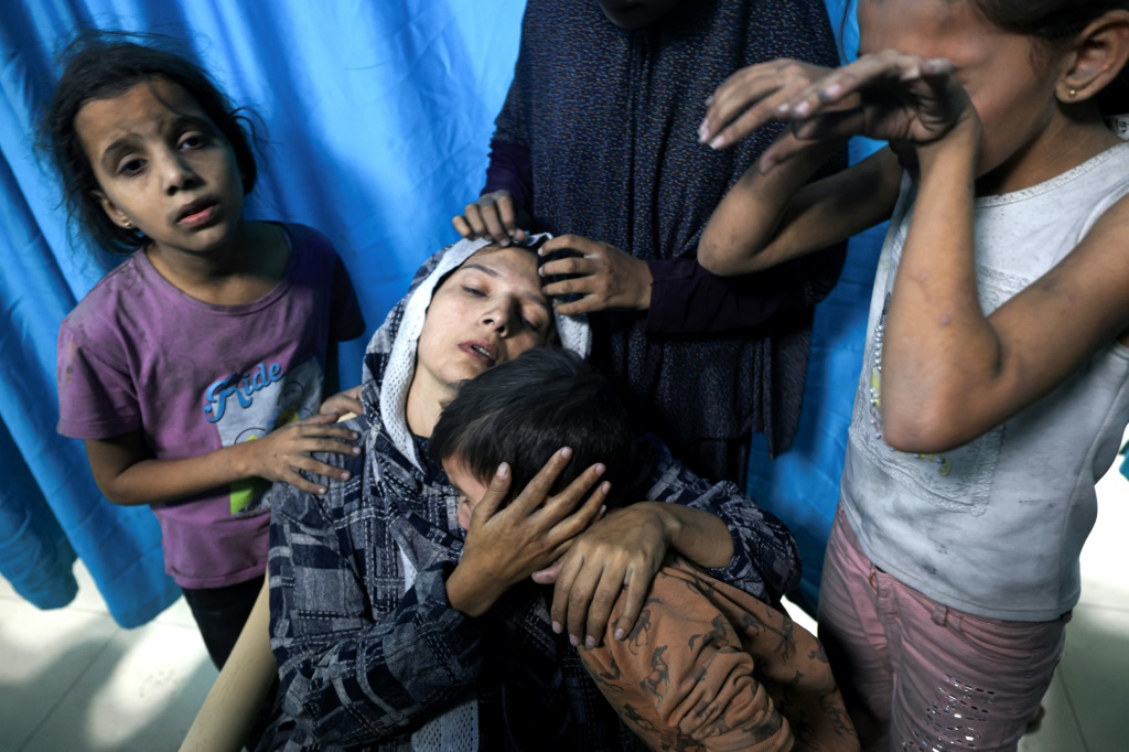 مصابة فلسطينية محاطة بأطفالها لدى وصولهم إلى مستشفى ناصر في خان يونس في جنوب قطاع غزة في 13 تشرين الثاني/نوفمبر 2023 (أ ف ب)  &nbsp;