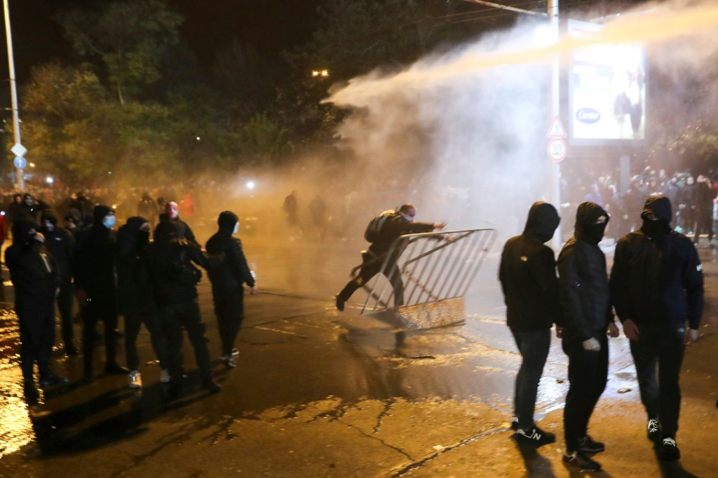 اشتباكات بين المشجعين والشرطة على هامش مباراة كرة القدم بين بلغاريا والمجر بالقرب من ملعب ليفسكي في 16 تشرين الثاني/نوفمبر 2023 في صوفيا (ا ف ب)