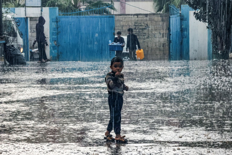 صبي تحت المطر في مدرسة تابعة للاونروا في رفح جنوب غزة في 14 تشرين الثاني/نوفمبر2023 (أ ف ب)