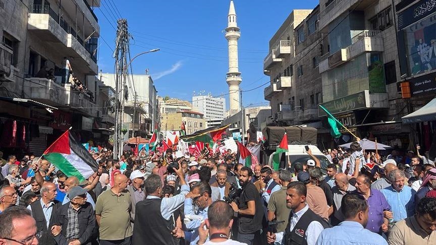 انطلقت المسيرة من أمام المسجد الحسيني، وصولاً إلى ساحة النخيل، تحت شعار "أمريكا رأس الإرهاب" (الاناضول)
