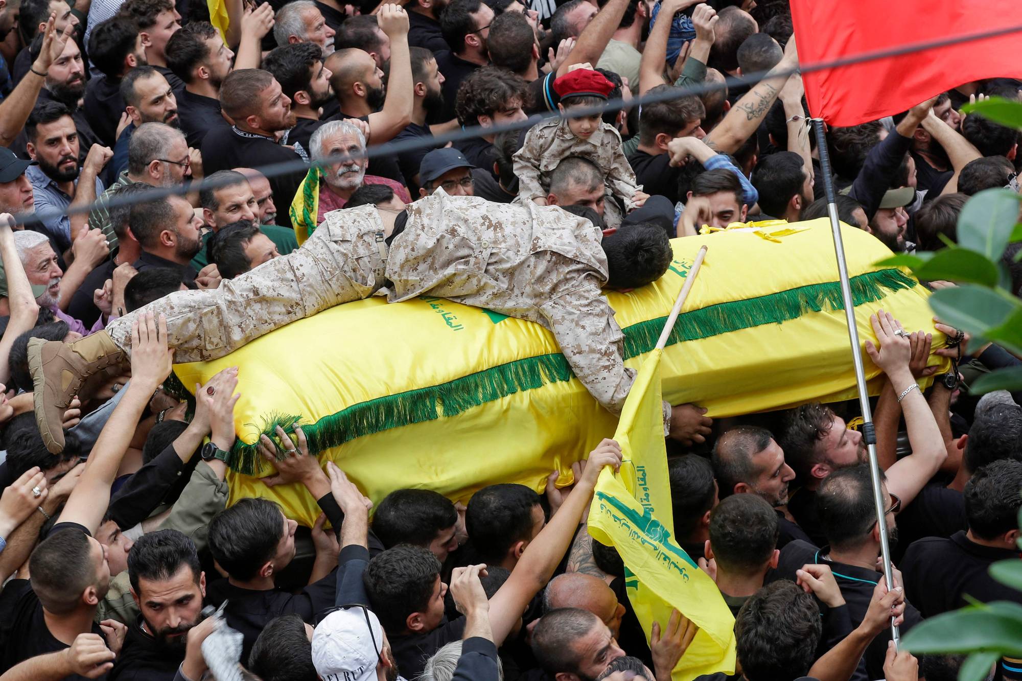 جنازة لمقاتل من  حزب الله (أ.ف.ب)