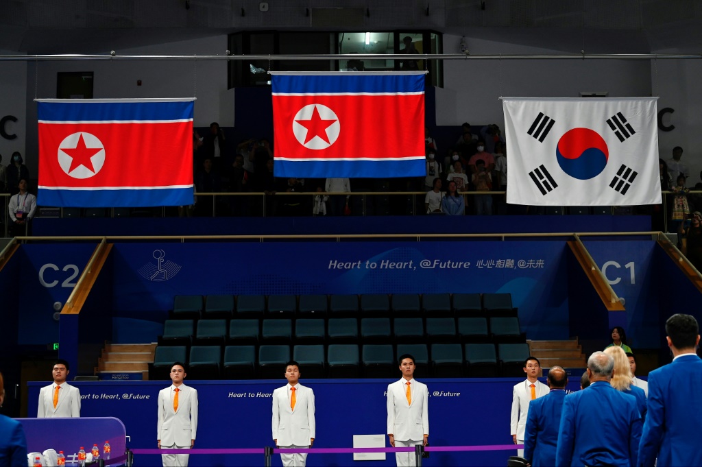 رفع علم كوريا الشمالية (وسط ويسار) خلال توزيع الميداليات في آسياد هانغجو. 5 تشرين الأول/أكتوبر 2023 (ا ف ب)