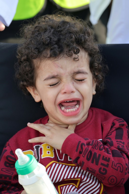  طفل فلسطيني جريح يبكي لدى وصوله إلى أبوظبي في 18 تشرين الثاني/نوفمبر 2023 (ا ف ب)