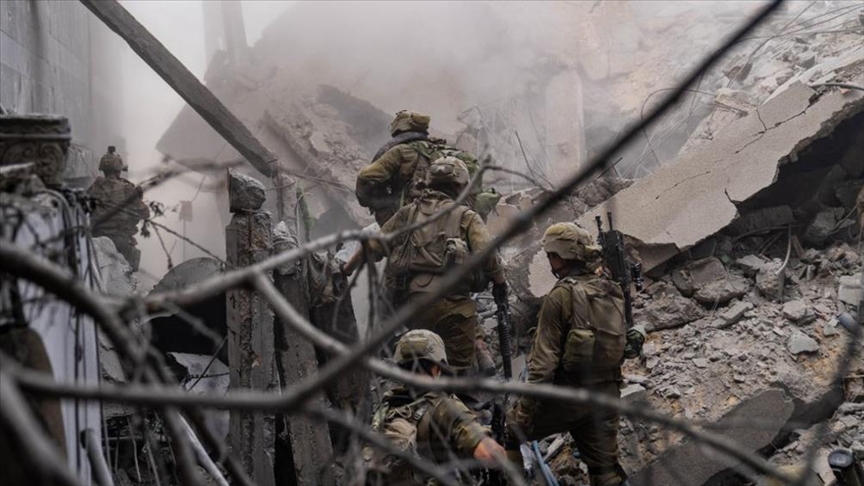 جنود اسرائيليون بين الانقاض التي قصفوها في غزة (الأناضول)