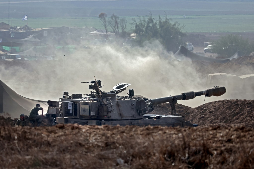 طاقم مدفعية للجيش الاسرائيلي يستعد لإطلاق النار على قطاع غزة في حقل في سديروت في 23 تشرين الأول أكتوبر 2023 (ا ف ب)