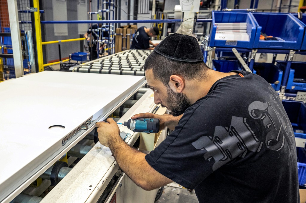 عامل في أحد المصانع في جنوب إسرائيل في 14 تشرين الثاني/نوفمبر 2023 (ا ف ب)
