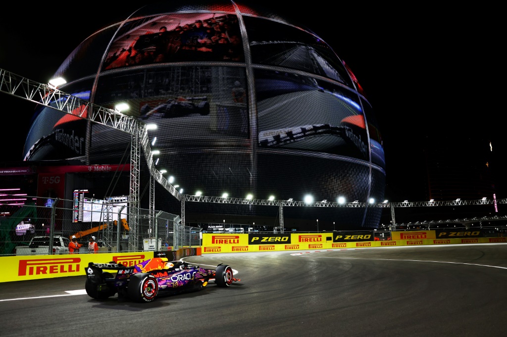 سائق ريد بول الهولندي ماكس فيرستابن خلال سباق جائزة لاس فيغاس الكبرى في الفورمولا واحد في 18 تشرين الثاني/نوفمبر 2023 (ا ف ب)
