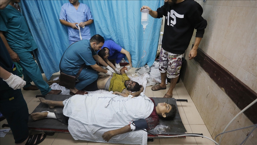 مصابون فلسطينيون يتلقون العلاج في مستشفى الشفاء في غزة (الأناضول)