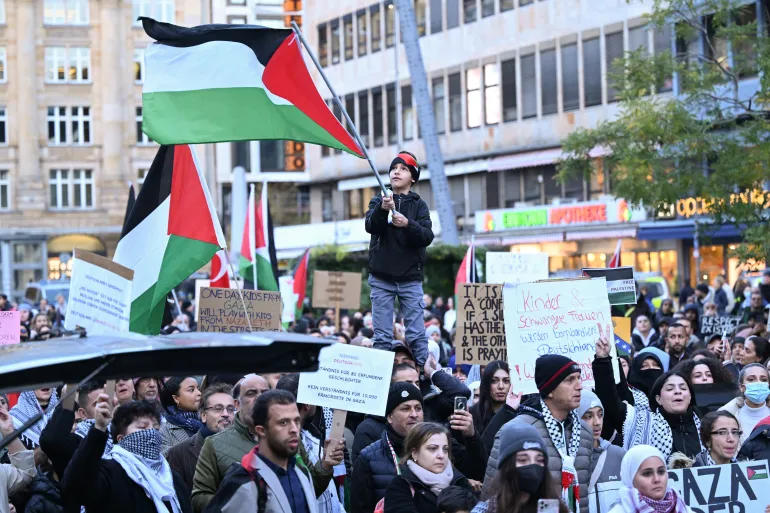 مظاهرة في فرانكفورت للتضامن مع أهالي غزة (الفرنسية)