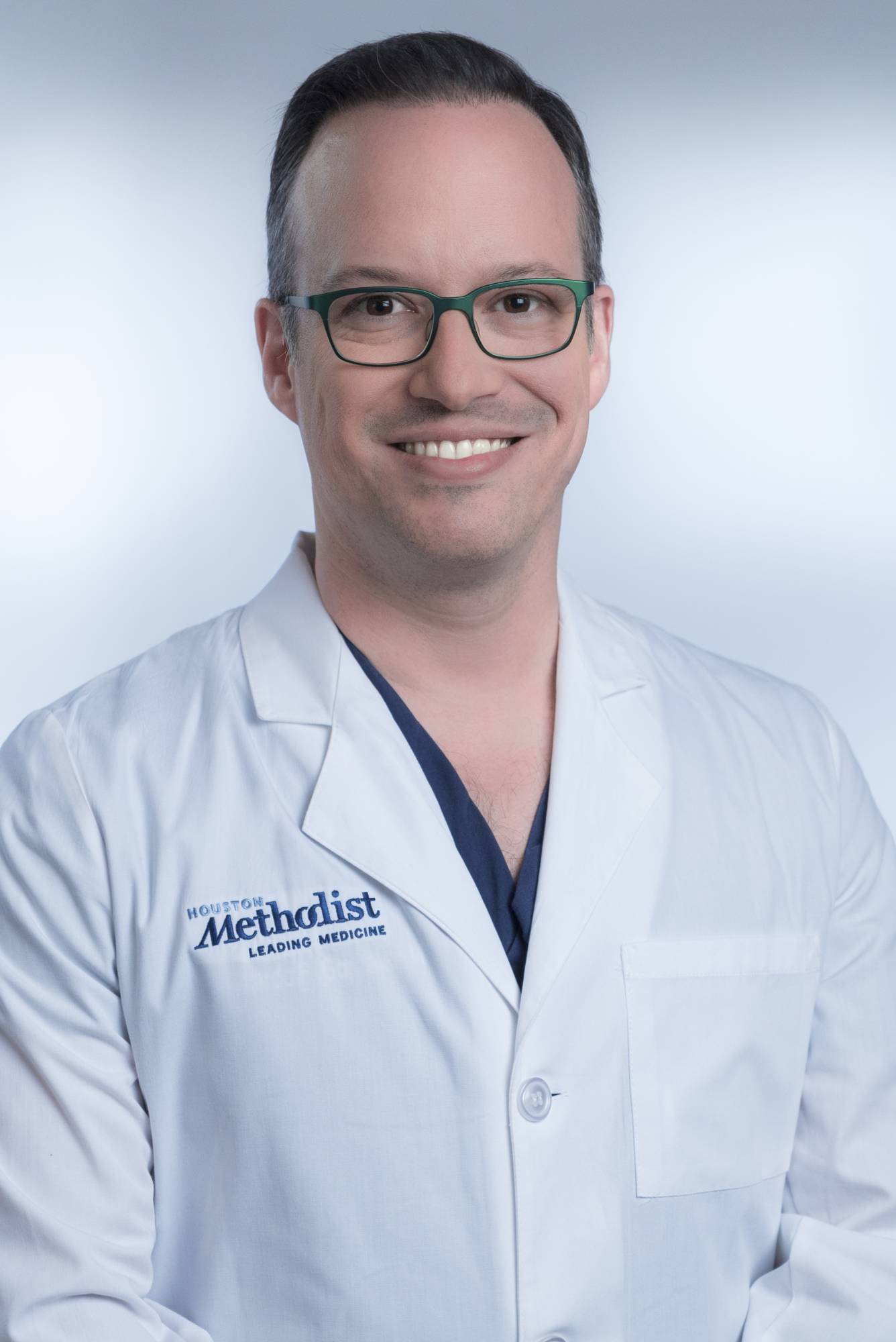 الدكتور ريكاردو غونزاليس، اختصاصي المسالك البولية في مستشفى هيوستن ميثوديست