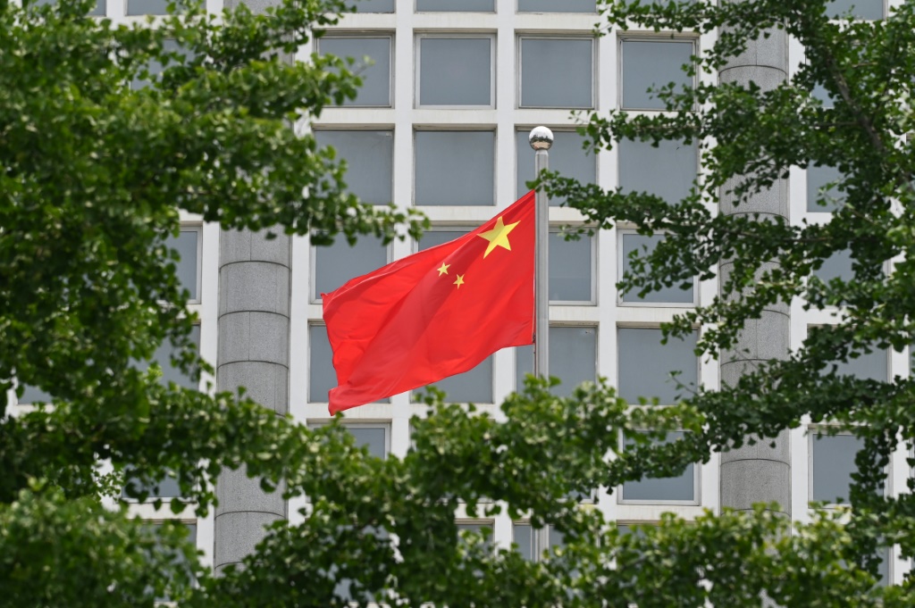 صورة مؤرخة في 26 تموز/يونيو 2023 لعلم الصين خارج وزارة الخارجية في بكين (ا ف ب)