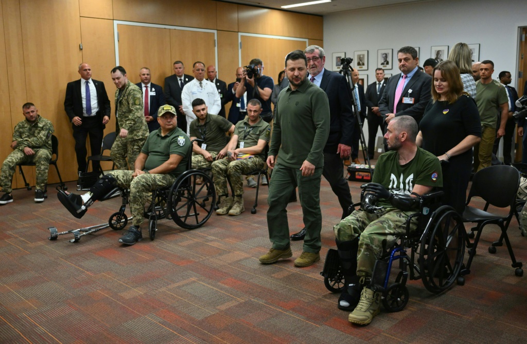الرئيس الاوكراني فولوديمير زيلينسكي يتفقد جنود اوكرانيين مصابين في مستشفى ستاتن ايلاند الجامعي في نيويويك في 18 ايلول/سبتمبر 2023 (ا ف ب)