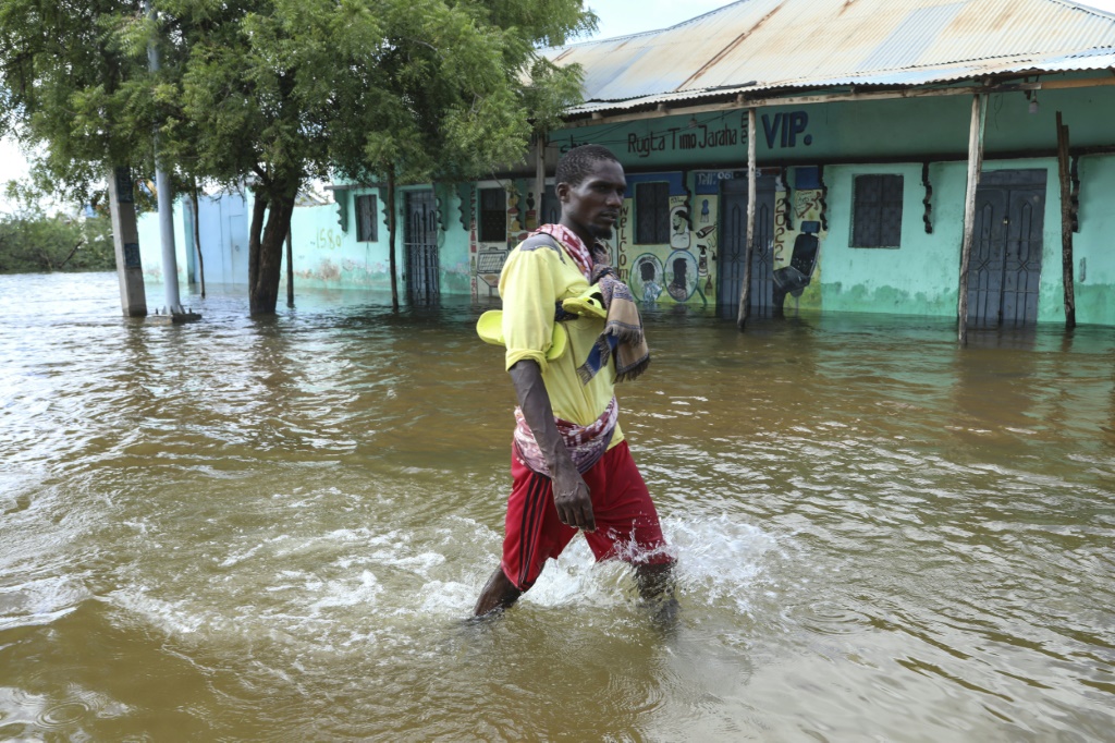 صورة مؤرخة في 13 أيار/مايو 2023 لرجل وسط مياه فيضانات في بلدة بلدوين في وسط الصومال (ا ف ب)