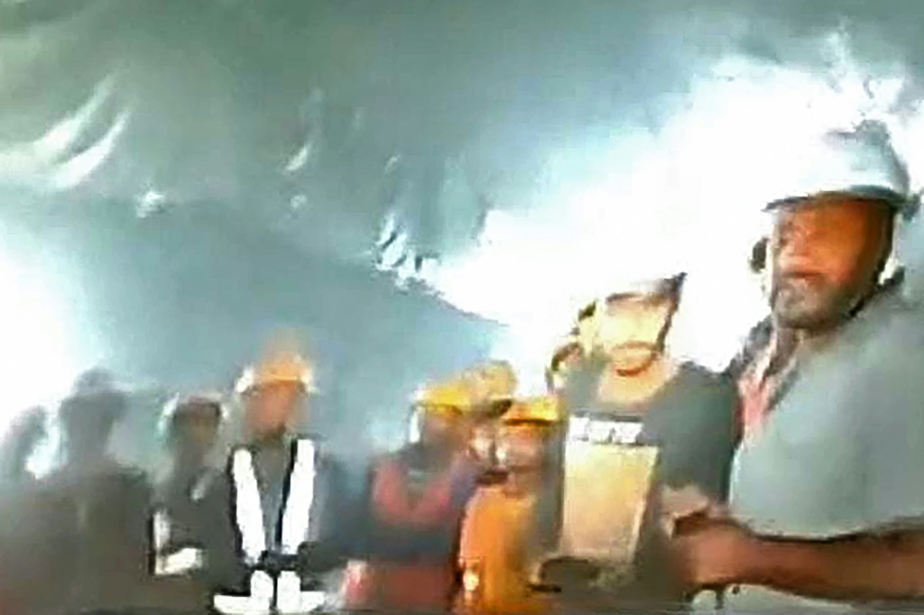 صورة وزعتها السلطات الهندية في 21 تشرين الثاني/نوفمبر 2023 للعمال العالقين بعد انهيار نفق (ا ف ب)