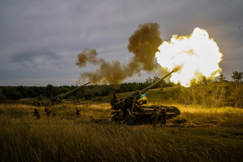 وحدة من المدفعية الأوكرانية تطلق النار من بالقرب من خط المواجهة في منطقة خاركيف في 26 آب/أغسطس 2022 (ا ف ب)