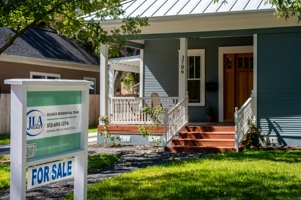 انخفضت مبيعات المنازل القائمة في الولايات المتحدة الشهر الماضي إلى أبطأ وتيرة منذ أغسطس 2010، وفقا للرابطة الوطنية للوسطاء العقاريين. (أ ف ب)   