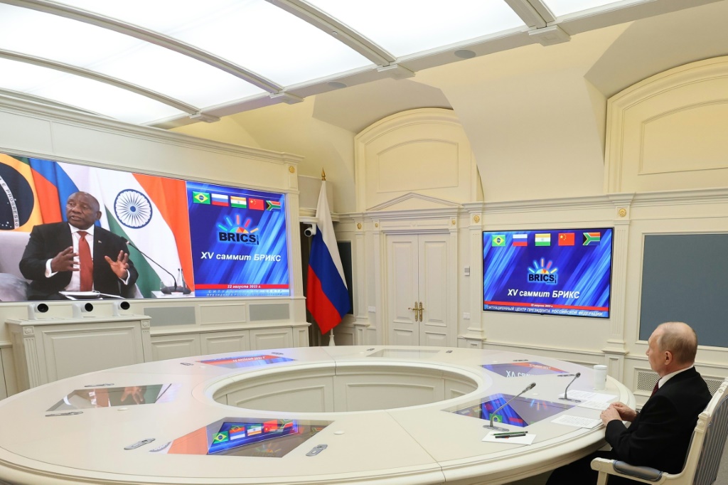 صورة وزعتها وكالة سبوتنيك للأنباء تُظهر الرئيس الروسي فلاديمير بوتين يشارك عبر الفيديو من موسكو في قمة لمجموعة البريكس عُقدت في جوهانسبرغ بجنوب إفريقيا في 24 آب/أغسطس 2023 (ا ف ب)