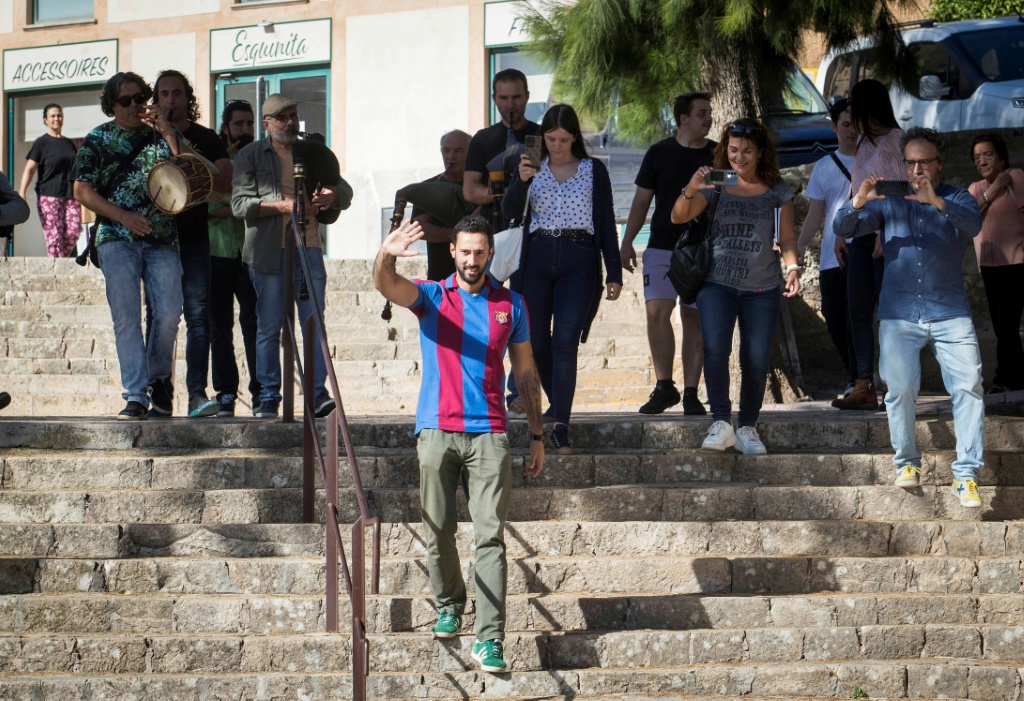 مغني الراب الإسباني خوسيه ميغيل أريناس بلتران المعروف باسم فالتونيك يحيي محبي في حزيرة مايوركا في 29 تشرين الأول/لأكتوبر 2023 (ا ف ب)