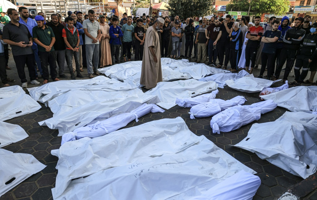 جثث ملفوفة بالأكفان في مستشفى شهداء الأقصى في دير البلح وسط قطاع غزة، 6 نوفمبر 2023 (أ ف ب) 