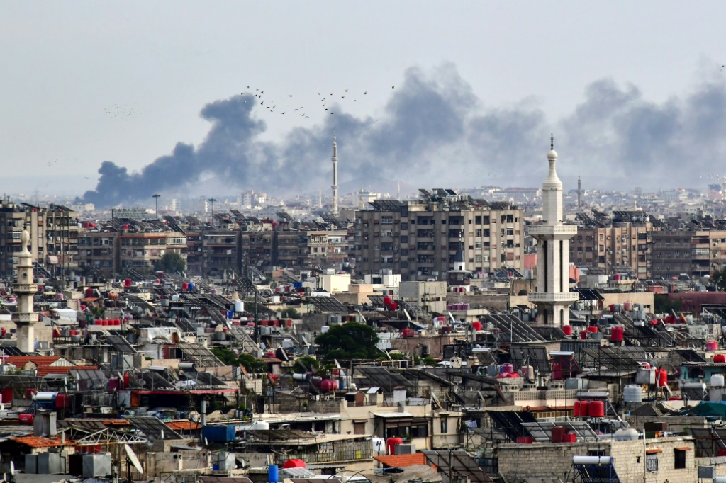 دخان يتصاعد فوق المباني بعد قصف إسرائيلية على ضواحي دمشق في 22 تشرين الثاني/نوفمبر 2023 (ا ف ب)