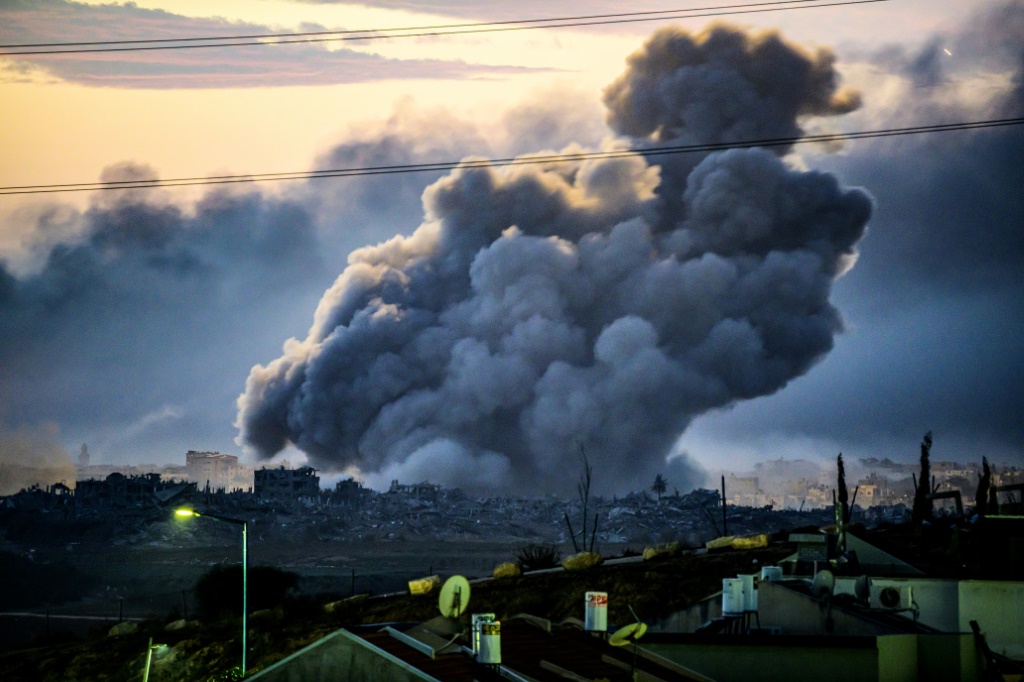 صورة مؤرخة في 22 تشرين الثاني/نوفمبر 2023 لدخان يتصاعد بين العديد من المباني في قطاع غزة (ا ف ب)   