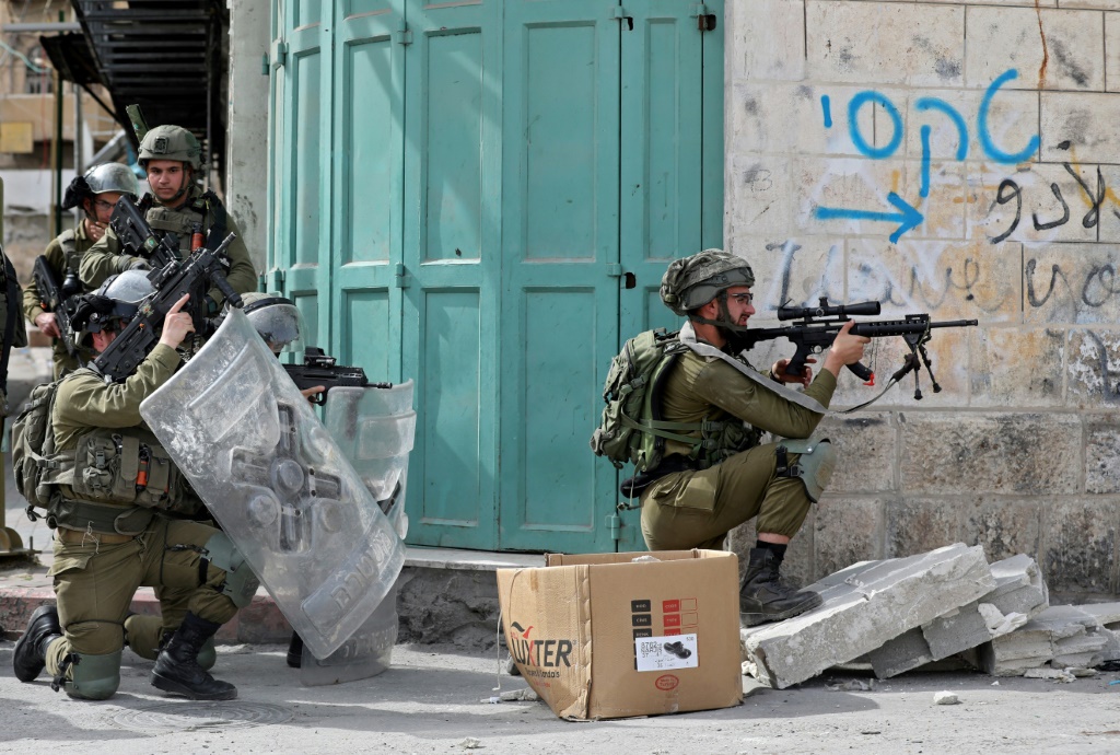 قالت جمعية الهلال الأحمر الفلسطيني إن القوات الإسرائيلية احتجزت 4 مركبات إسعاف وأعاقت وصولها لمصابين بالمخيم (أ ف ب)