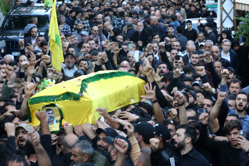 تشييع جنازة عباس رعد، نجل رئيس كتلة حزب الله البرلمانية محمد رعد، في بلدة جباع جنوب لبنان، في 23 تشرين الثاني/نوفمبر 2023 (أ ف ب)   