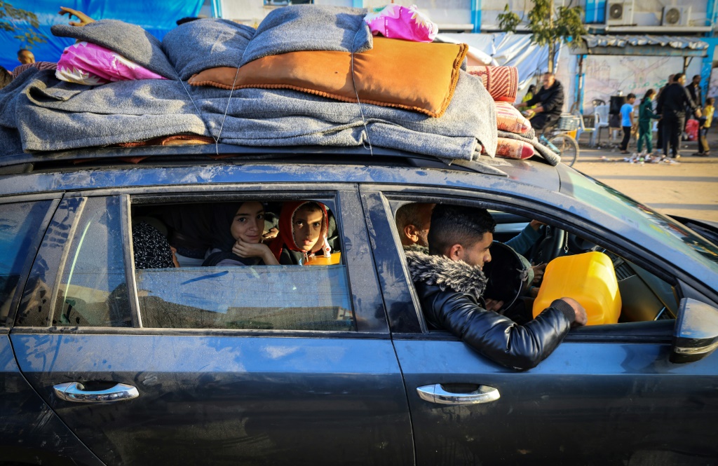 فلسطينيون يعودون إلى منازلهم في خان يونس في قطاع غزة خلال الساعات الأولى من الهدنة التي تستمرّ أربعة أيام بين إسرائيل وحماس، في 24 تشرين الثاني/نوفمبر 2023 (ا ف ب)