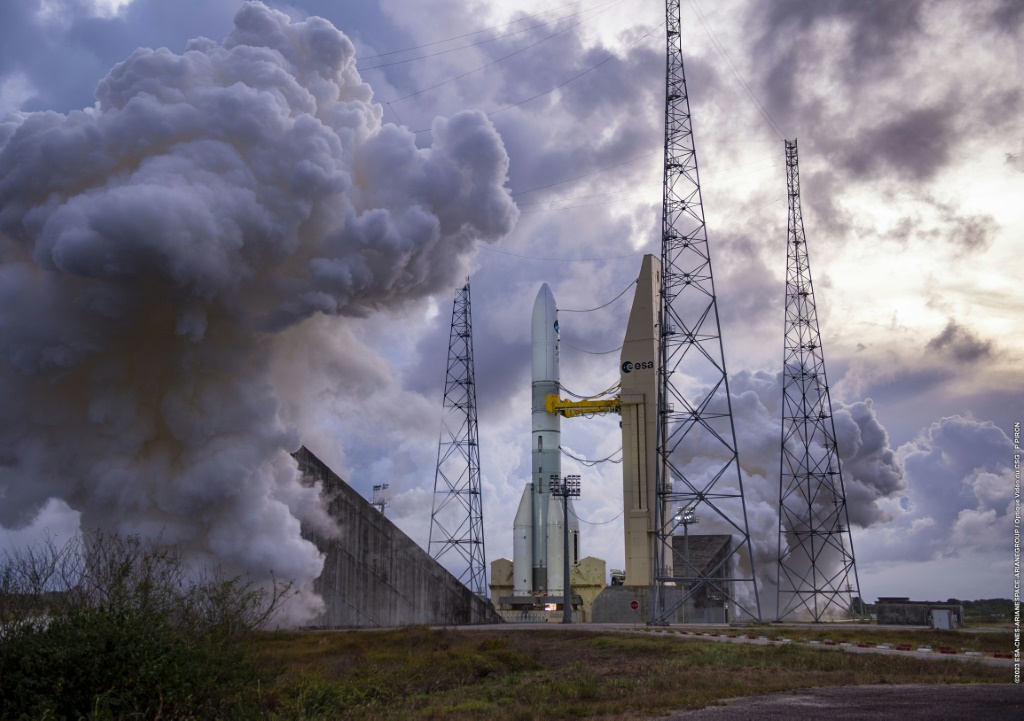 صورة وزعتها مجموعة "أريان غروب" في 23 تشرين الثاني/نوفمبر 2023 يبدو فيها الدخان يتصاعد أثناء اختبار لصاروخ "أريان 6" في قاعدة كورو للفضاء في غويانا الفرنسية (ا ف ب)