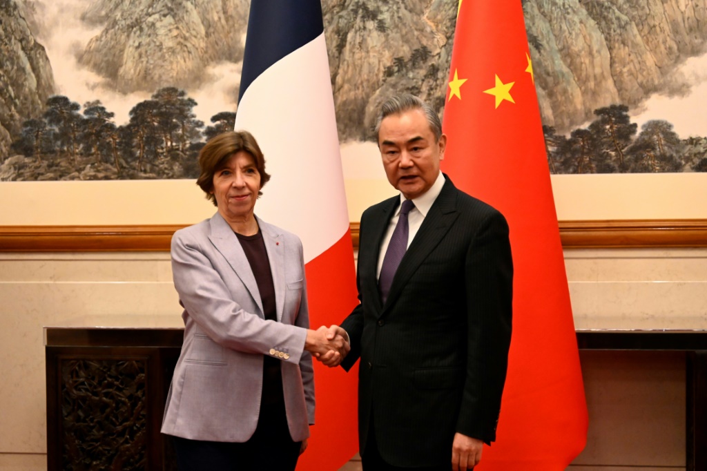 وزيرة الخارجية الفرنسية مع وزير الخارجية الصيني في بكين 24 تشرين الثاني/نوفمبر 2023 (ا ف ب)