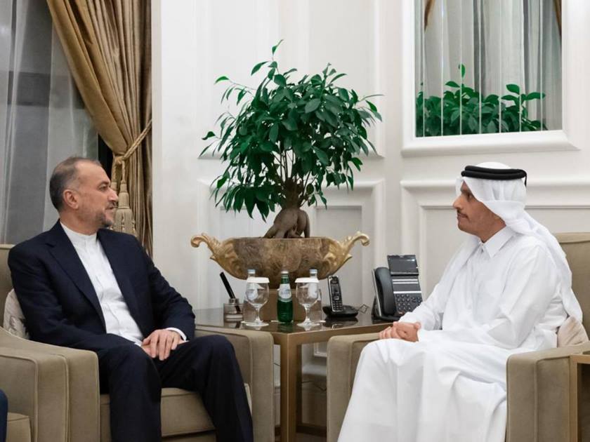 (رئيس مجلس الوزراء وزير الخارجية القطري مع وزير الخارجية الإيراني في الدوحة (قنا)