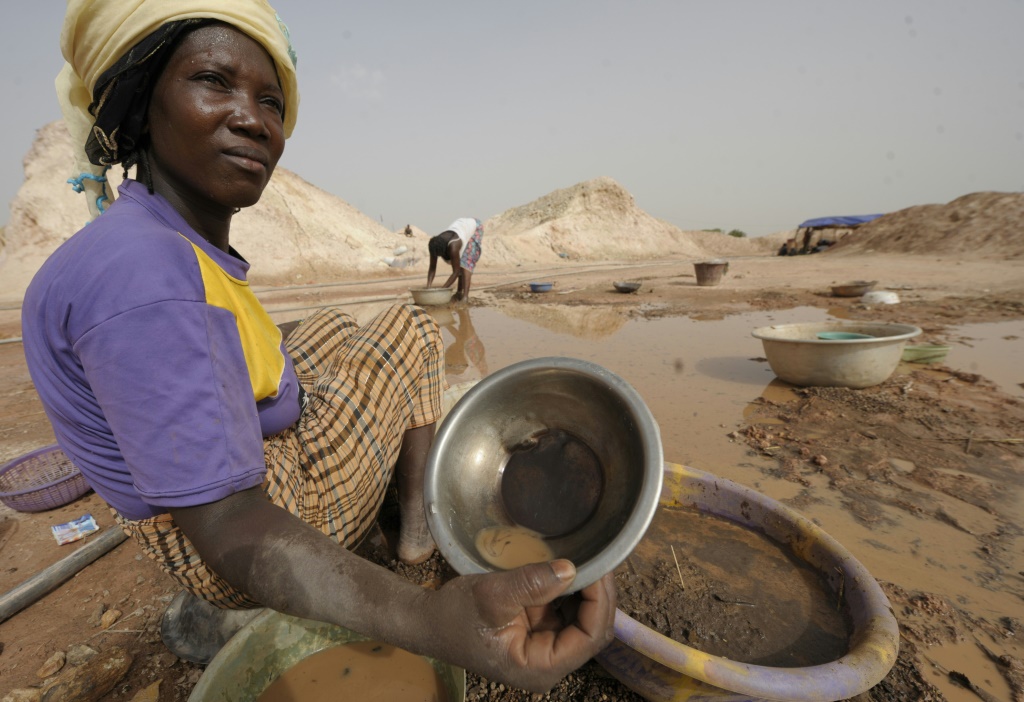 صورة تظهر امرأة تغربل الطين بينما تبحث عن الذهب في موقع ناميسغما في شمال بوركينا فاسو في 9 أيار/مايو 2010 (أ ف ب)   