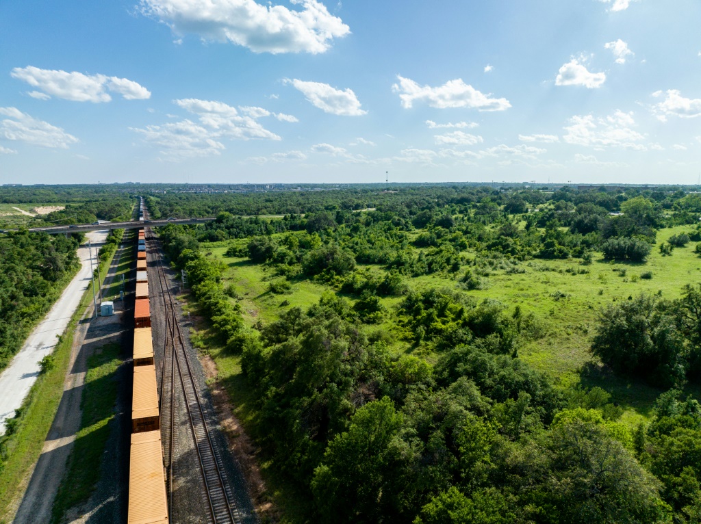 منظر جوي لقطار شحن في ولاية تكساس الأمريكية في أبريل (ا ف ب)
