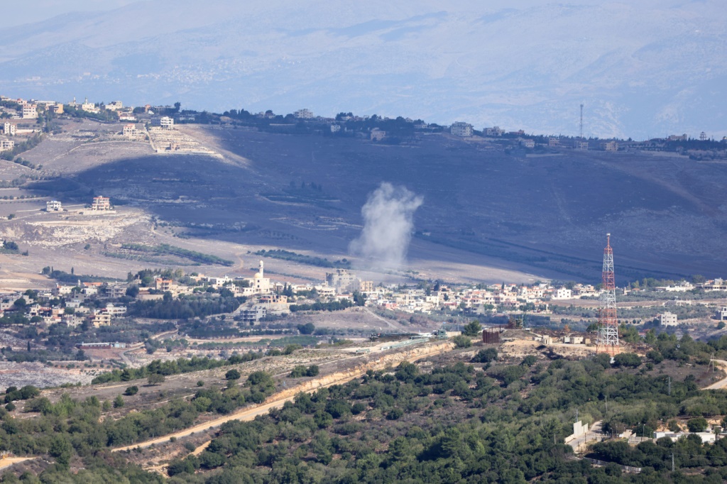 قبيل سريان الهدنة، أعلن حزب الله في بيانات منفصلة أنه نفذ الخميس 24 عملية عسكرية على مواقع الجيش الإسرائيلي ضد تجمعات ومواقع وآليات ودوريات على الجانب الإسرائيلي من الخط الحدودي (ا ف ب)