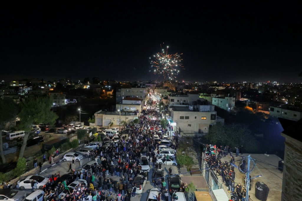 ألعاب نارية في سماء بيتونيا بالضفة الغربية المحتلة في 24 تشرين الثاني/نوفمبر 2023 في استقبال معتقلين فلسطينيين أفرجتهم عنهم اسرائيل بموجب اتفاق هدنة يشمل تبادل محتجزين (ا ف ب)