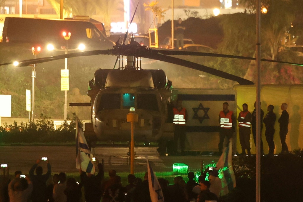 مروحية إسرائيلية تقل رهائن أطلقتهم حماس تهبط في مركز شنايدر الطبي في تل أبيب في 24 تشرين الثاني/نوفمبر 2023 (ا ف ب)