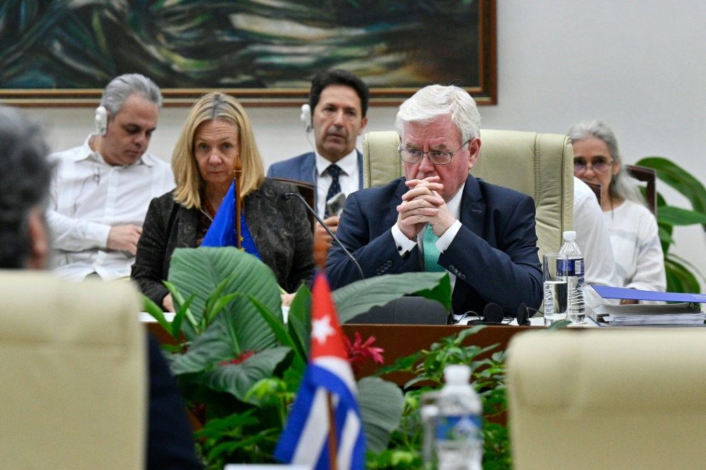 الممثل الخاص للاتحاد الأوروبي لحقوق الإنسان إيمون غيلمور خلال اجتماع مع مسؤولين حكوميين في كوبا في 24 تشرين الثاني/نوفمبر 2023 (أ ف ب)   