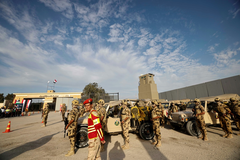 جنود مصريون يقفون على أهبة الاستعداد خلال زيارة رئيس الوزراء مصطفى مدبولي لمعبر رفح الحدودي (أ ف ب) 
