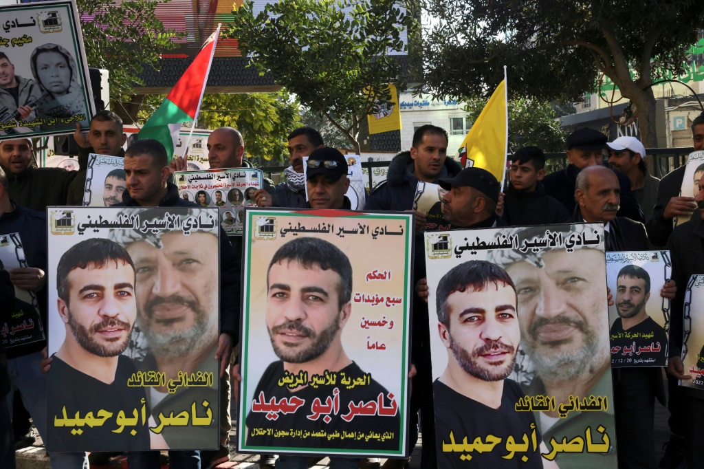 معتصمون فلسطينيون وسط مدينة الخليل في الضفة الغربية المحتلة في 27 كانون الثاني/ديسمبر 2022 مطالبين باسترداد جثامين الفلسطينيين التي تحتجزها إسرائيل (ا ف ب)