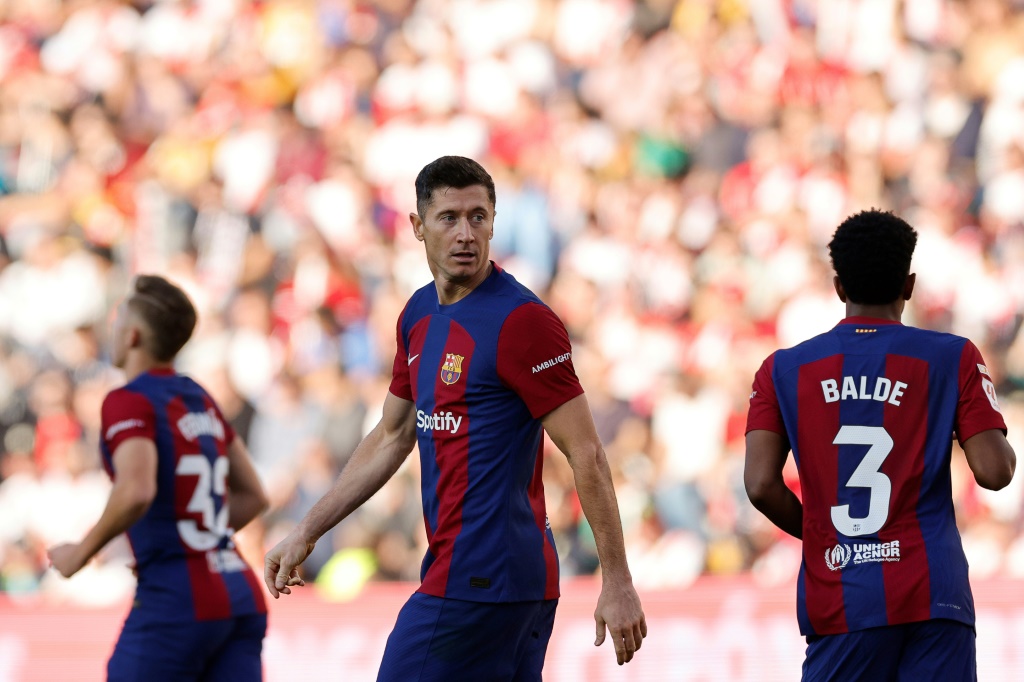 مهاجم برشلونة روبرت ليفاندوفسكي خلال مباراة رايو فايكانو السبت (ا ف ب)