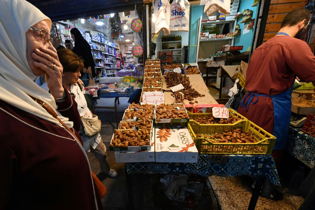 نساء أمام محل في سوق بالجزائر العاصمة في 25 أيلول/سبتمبر 2023 (ا ف ب)