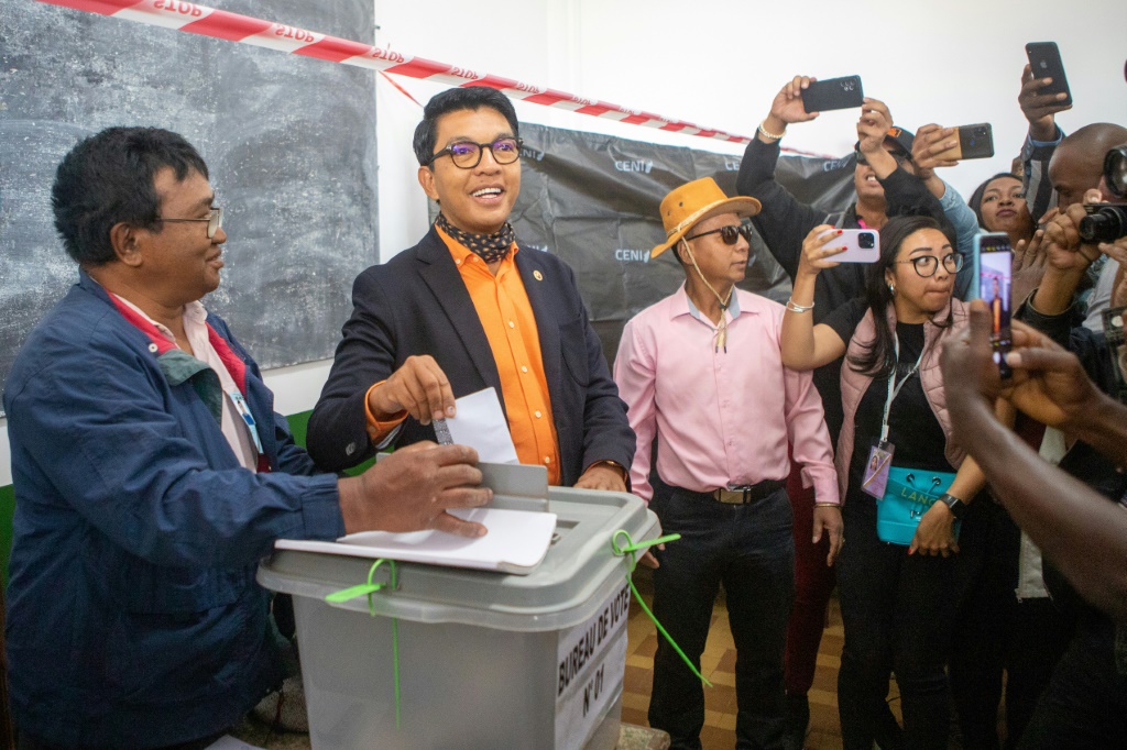 أندري راجولينا مدلياً بصوته في الدورة الأولى من الانتخابات الرئاسية في مدغشقر في 16 تشرين الثاني/نوفمبر 2023 في أنتاناناريفو (ا ف ب)