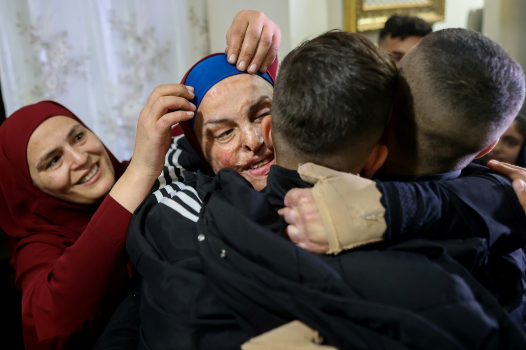 الفلسطينية إسراء جعابيص تعانق أفراد عائلتها في القدس الشرقية المحتلة فجر 26 تشرين الثاني/نوفمبر 2023 بعد إفراج إسرائيل عنها (ا ف ب)