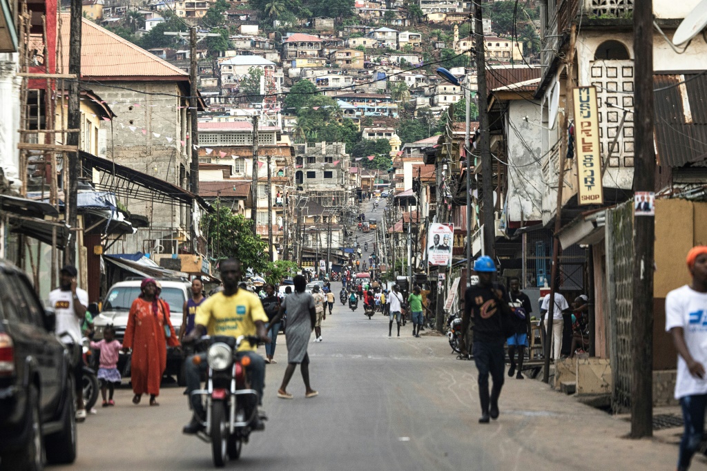 أحد شوارع عاصمة سيراليون فريتاون في صورة مؤرخة 18 حزيران/يونيو 2023 (ا ف ب)