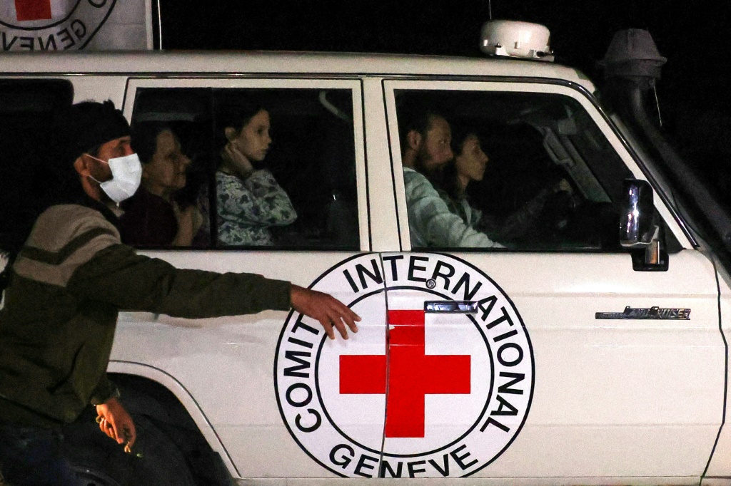 مركبة تابعة للجنة الدولية للصليب الأحمر تحمل رهائن أطلقت سراحهم حماس تتجه نحو معبر رفح الحدودي مع مصر قبل نقلهم إلى إسرائيل في 25 نوفمبر، 2023. (ا ف ب)   