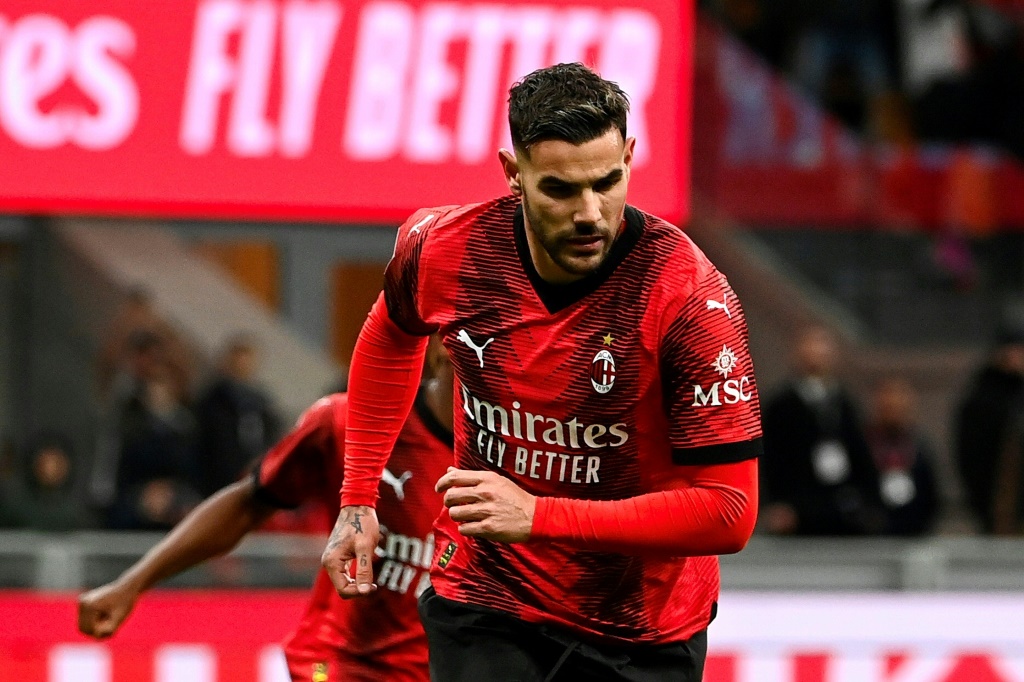 مدافع ميلان الدولي الايطالي ثيو هرنانديز يحتفل بتسجيله هدف الفوز في مرمى فيورنتينا (1-0) في الدوري الايطالي في 25 تشرين الثاني/نوفمبر 2023 (ا ف ب)