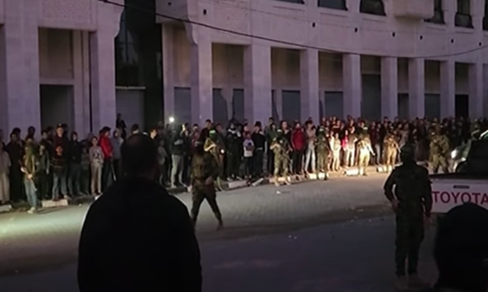 لقطات بثتها قناة الجزيرة القطرية الأسرى المفرج عنهم اليوم تم نقلهم على مرأى ومسمع سكان القطاع، الذي هتفوا للمقاومة (مواقع التواصل)