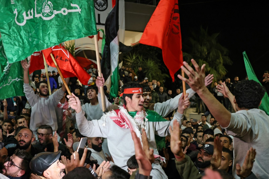 سجناء فلسطينيون أفرجت عنهم إسرائيل في رام الله وسط محتفلين بعودتهم في 26 تشرين الثاني/نوفمبر 2023 (ا ف ب)