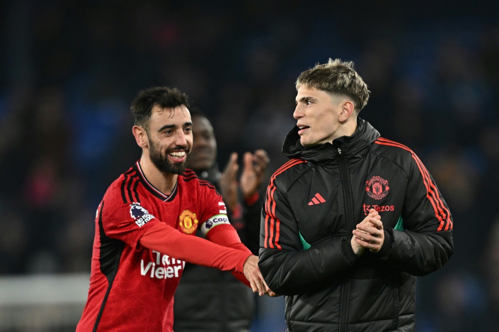 البرتغالي برونو فرنانديش قائد مانشستر يونايتد (إلى اليسار) وأليخاندرو غارناتشو بعد الفوز على إيفرتون على ملعب "غوديسون بارك" في 26 تشرين الثاني/نوفمبر 2023 (ا ف ب)