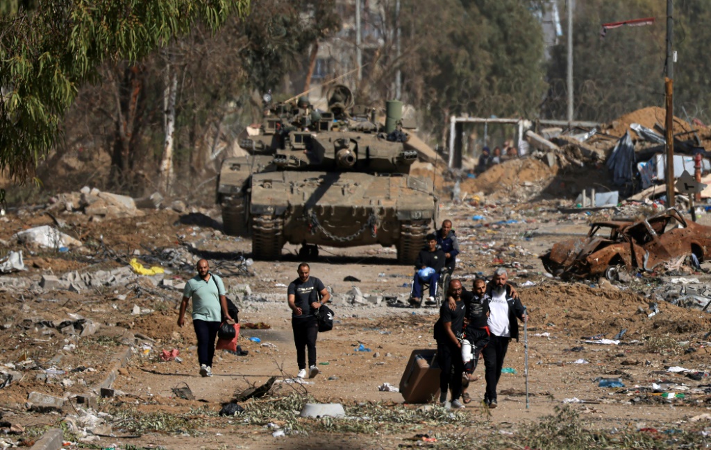 فلسطينيون يفرون من شمال قطاع غزة الى جنوبه عبر شارع صلاح الدين في حي الزيتون في 24 تشرين الثاني/نوفمبر 2023 (أ ف ب)  &nbsp;